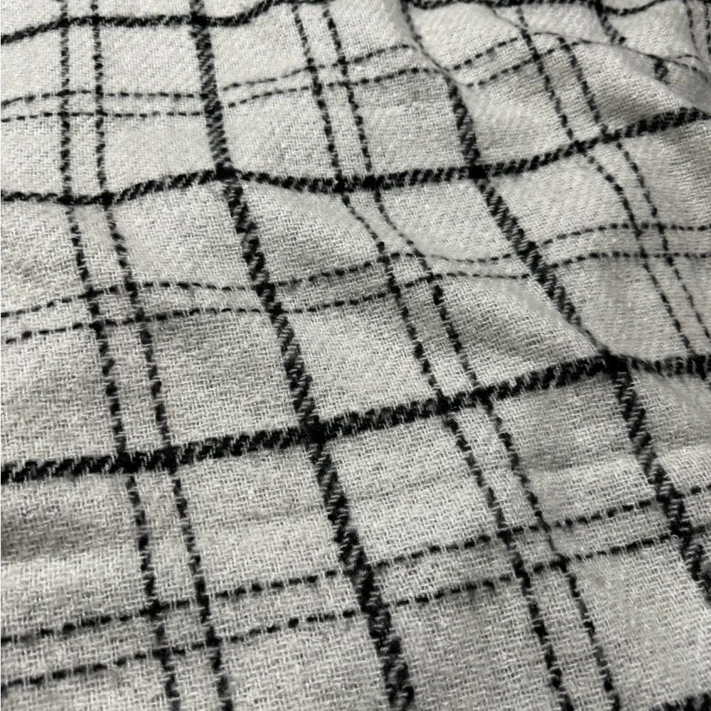 Banana Republic Plaid Knit Scarf in white and Black